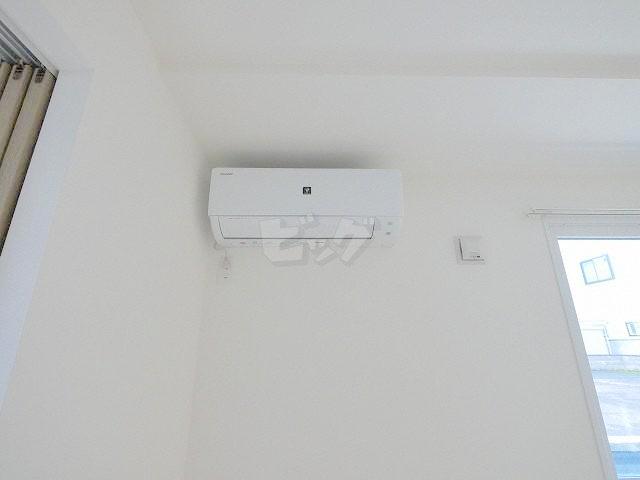 その他設備　夏もカラッと快適♪エアコン付きです！