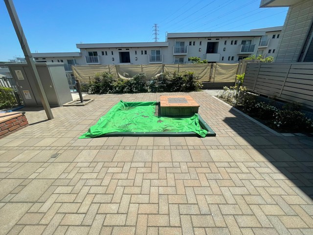 その他共有部分　敷地内にはお子様の遊べる広場あり