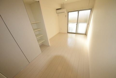 その他部屋・スペース　南西向きで日当たり良好の6.8帖の洋室
