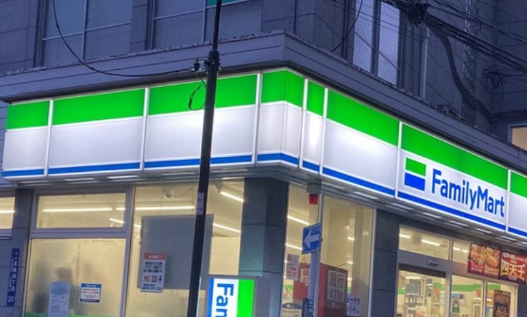 コンビニ　ファミリーマートサンズ高輪四丁目店（コンビニ）まで210m