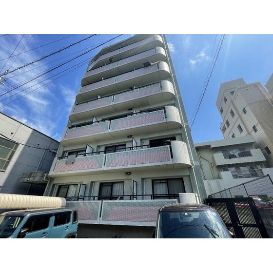 建物外観　ピンクの外観が目印です