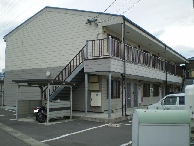 建物外観　建物玄関側（北面）を北東方向より撮影