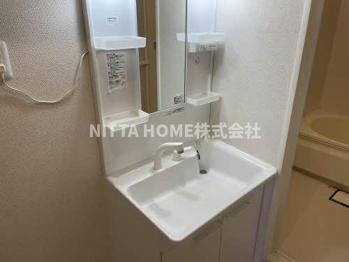 洗面設備　シャワー付き洗面台で朝の身支度はばっちり◎