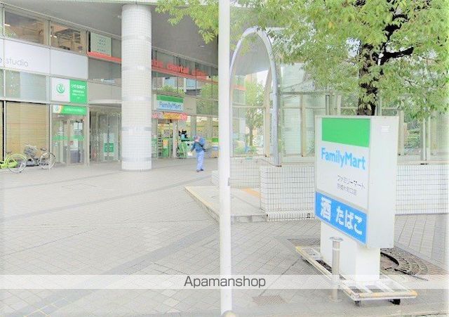 コンビニ　ファミリーマート（コンビニ）まで245m