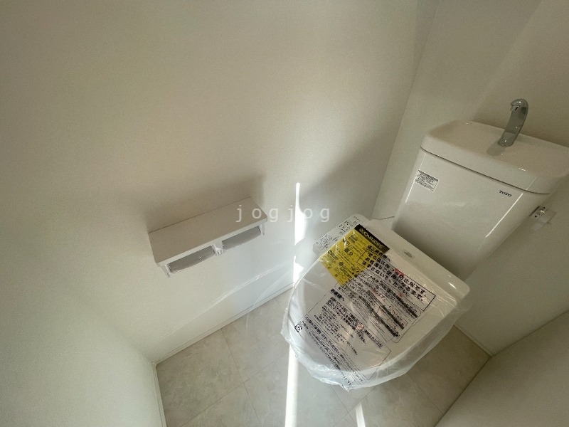 トイレ　温水洗浄便座付きのトイレとなっております。
