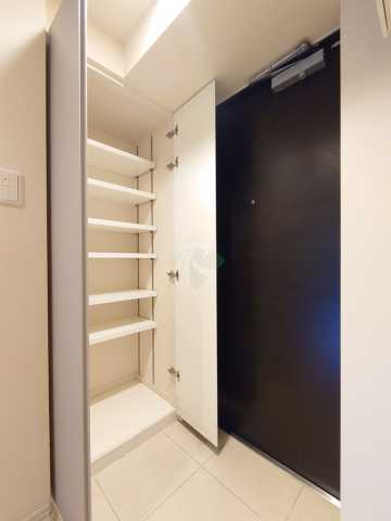 玄関　別部屋の参考写真になります。