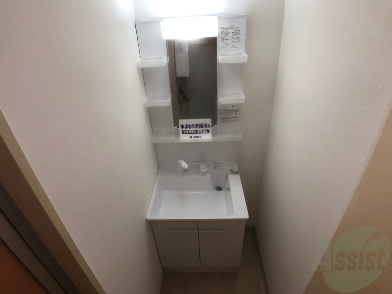 洗面設備　大きくて使いやすそうな独立洗面台になっています。