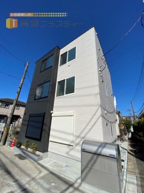 建物外観　白黒の可愛い外観が目を惹きます。