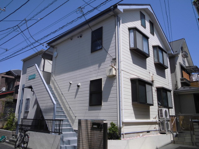 建物外観　環境良好・全４世帯・１階でも高めなので女性でも安心です
