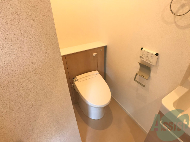 トイレ　トイレはウォシュレット機能付きです。安心して使用できますね