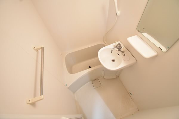 バス・シャワールーム　別部屋の参考写真です