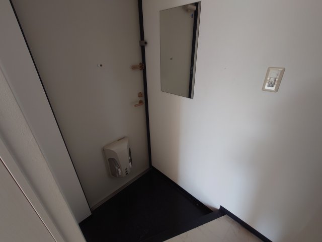 玄関　同物件別号室の写真です。