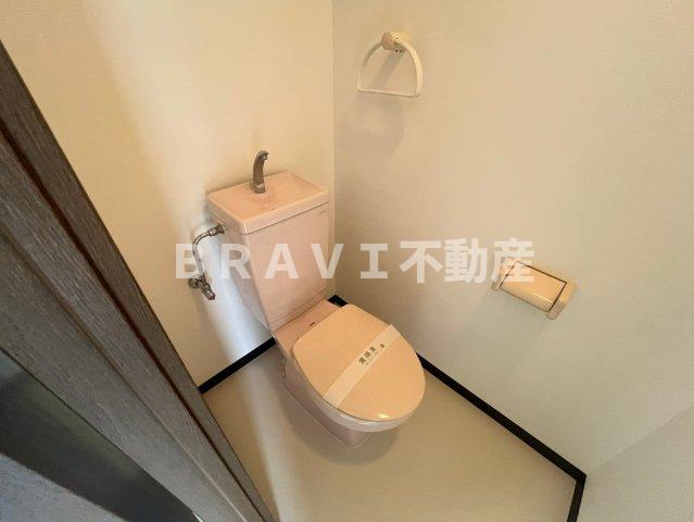 トイレ　落ち着いた色調のトイレです