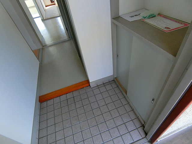 玄関　写真は同建物の別部屋を参考に掲載しております。