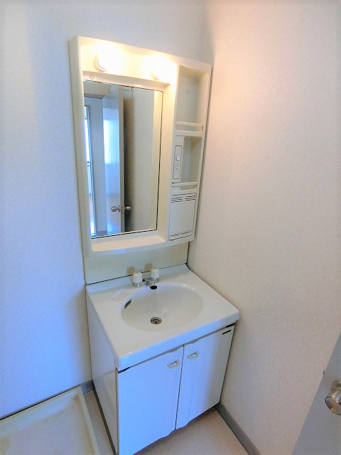 洗面設備　写真は同建物の別部屋を参考に掲載しております。