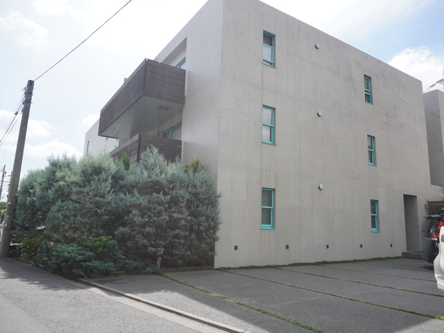 建物外観　不在時でもお荷物のお預かり可能な宅配ボックス付です♪