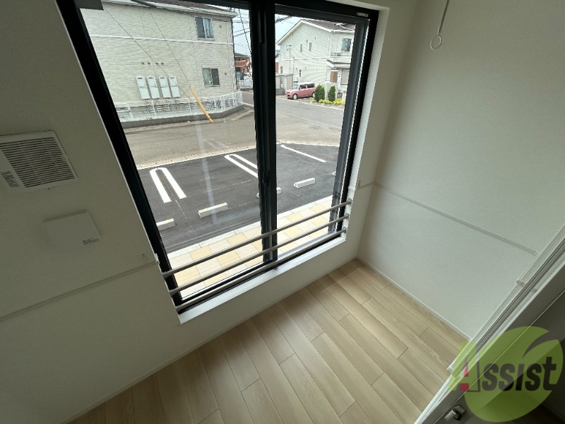 バルコニー　サンルームを撮影しました。洗濯物を干せます。