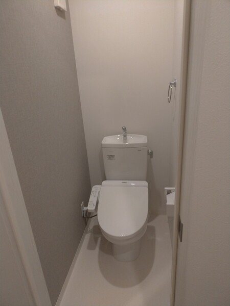 小田急多摩線 唐木田駅 徒歩11分 3階建 築5年のトイレ写真