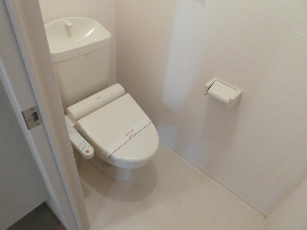 トイレ　写真は同間取りの別部屋を使用しております。