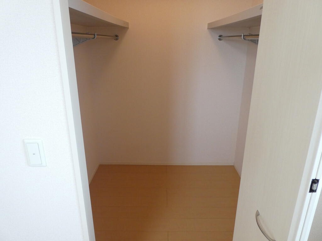 収納　写真は同間取りの別部屋を使用しております。