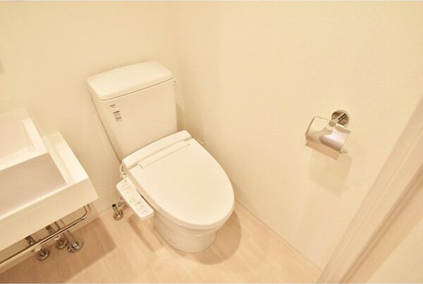 ＪＲ東海道本線 東淀川駅 徒歩1分 13階建 築8年のトイレ写真