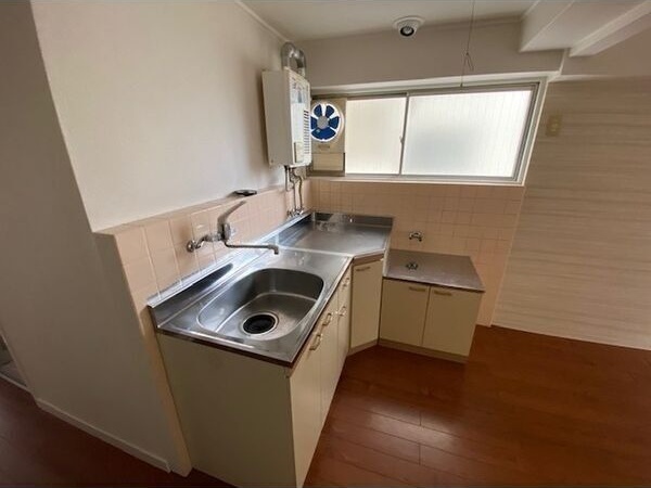 キッチン　※写真は同じマンションの違う部屋のものになります。