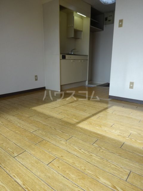 日の出アルームの居間写真