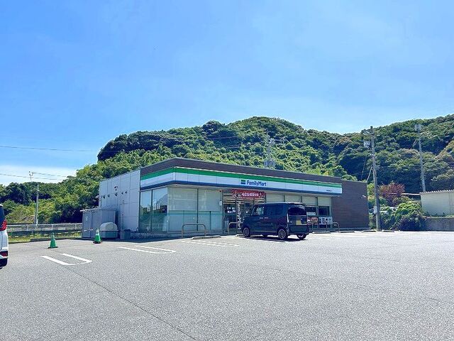 コンビニ　ファミリーマート（コンビニ）まで1600m