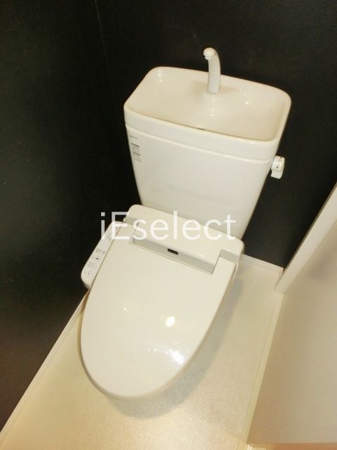 トイレ　温水洗浄便座付きのトイレ。