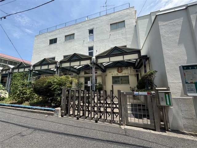 中学校　新宿区立牛込第一中学校（中学校）まで801m