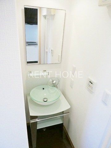 洗面設備　お洒落な独立洗面台
