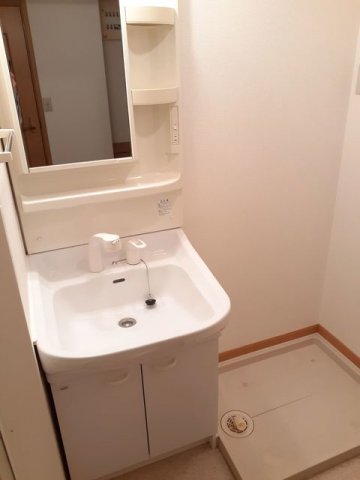 洗面設備　明るい洗面所です