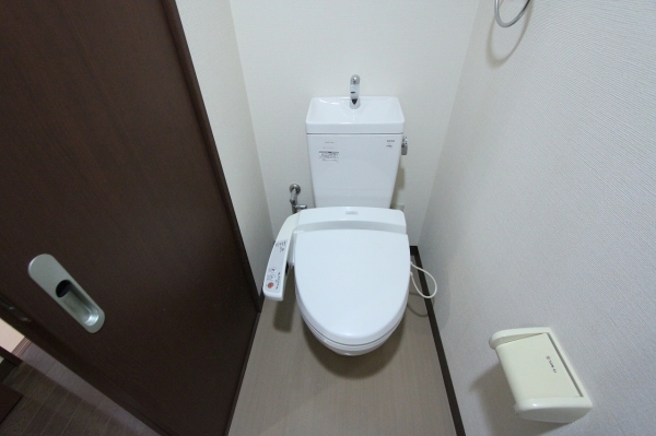トイレ　温水シャワー付きトイレです