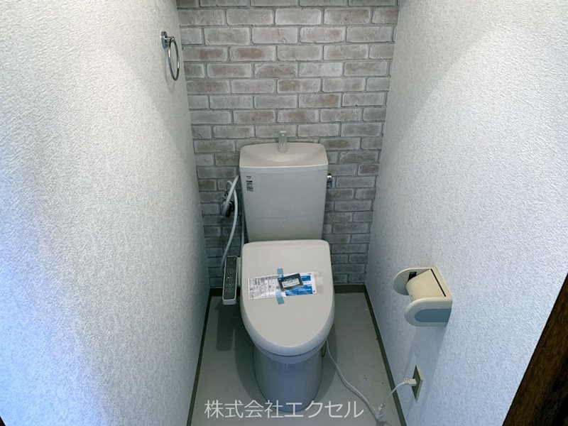 トイレ　嬉しい温水洗浄便座付きです。