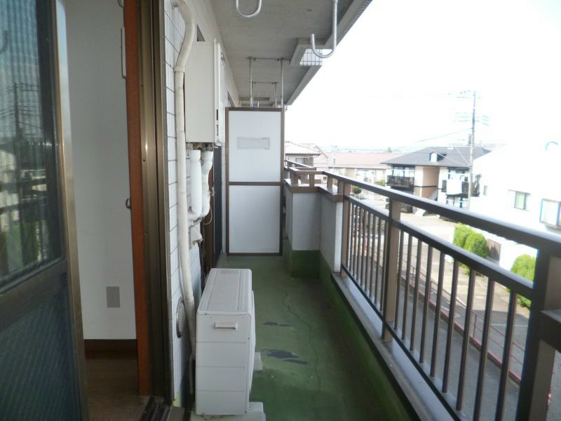 バルコニー　広々バルコニーで洗濯物もすぐに乾きそうですね。