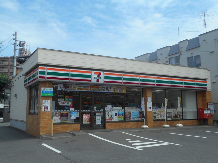 コンビニ　セブンイレブン（コンビニ）まで210m