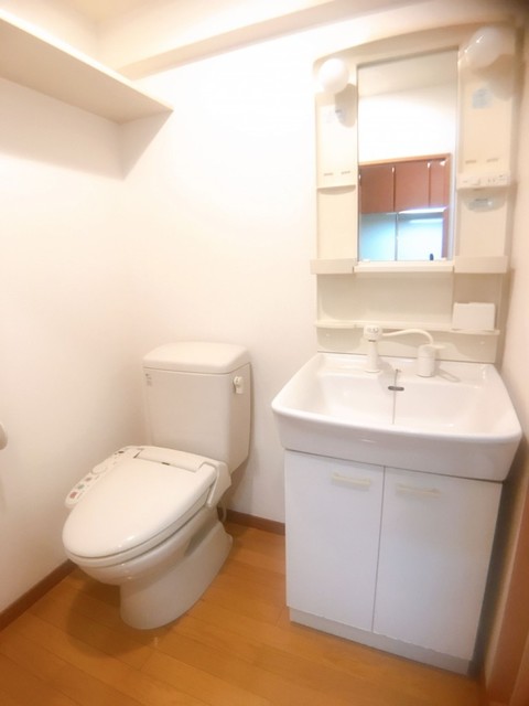 トイレ　【脱衣場】掲載写真は全て現入居者入居前の写真となります。