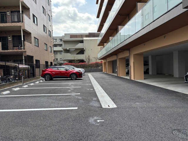 駐車場　屋根付きの駐車場ございます