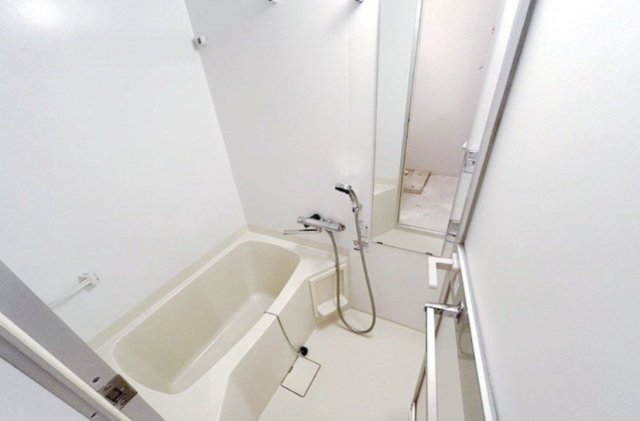 バス・シャワールーム　※反転タイプのお部屋の写真を使用しています。