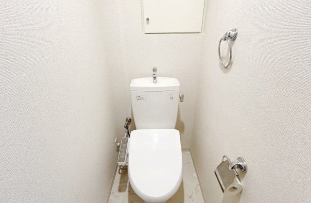 トイレ　※反転タイプのお部屋の写真を使用しています。