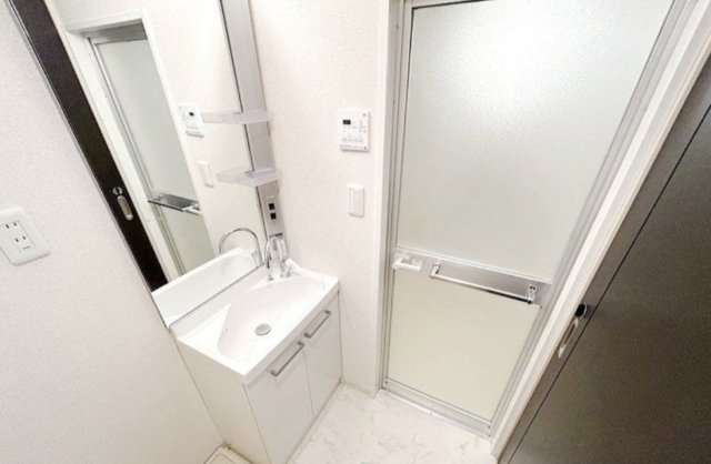 玄関　※反転タイプのお部屋の写真を使用しています。