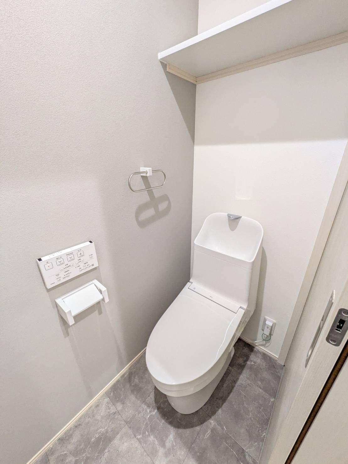 トイレ　トイレ上にも収納