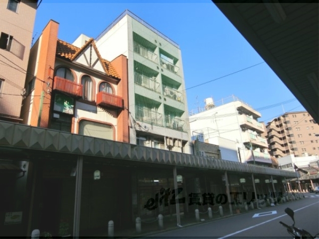 京都市上京区三軒町のマンションの建物外観