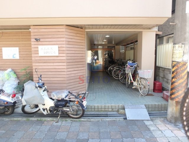 【エムエス岡町ビルのエントランス】