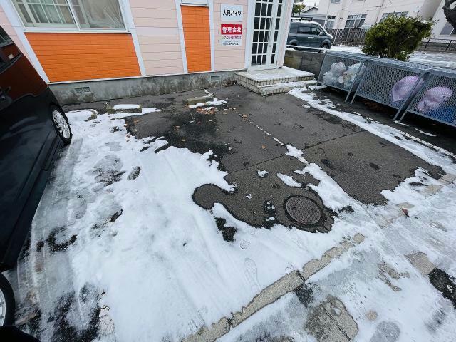 【函館市人見町のアパートの駐車場】