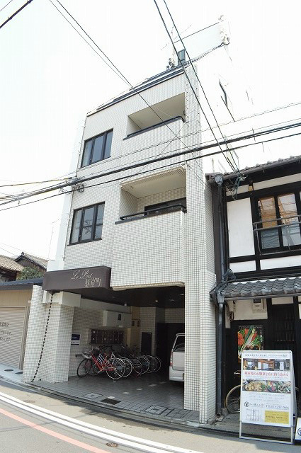 京都市中京区梅屋町のマンションの建物外観