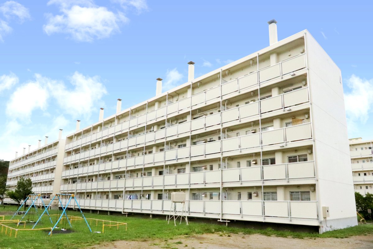 札幌市南区川沿十六条のマンションの建物外観