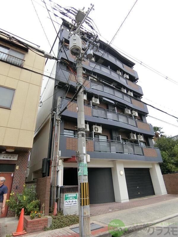茨木市下穂積のマンションの建物外観