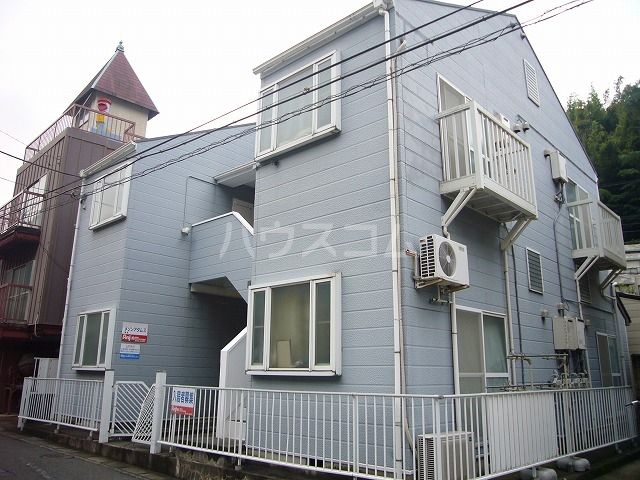 横須賀市西逸見町のアパートの建物外観
