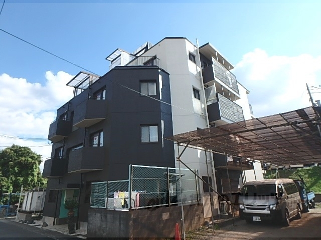 京都市南区上鳥羽奈須野町のマンションの建物外観